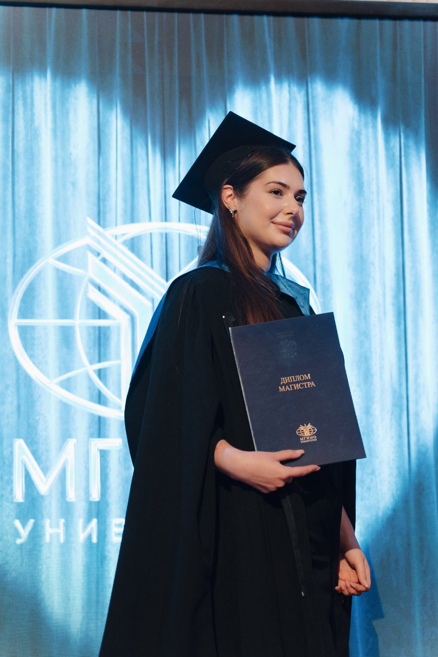 Ева Билианова в мантии с дипломом магистра МГИМО